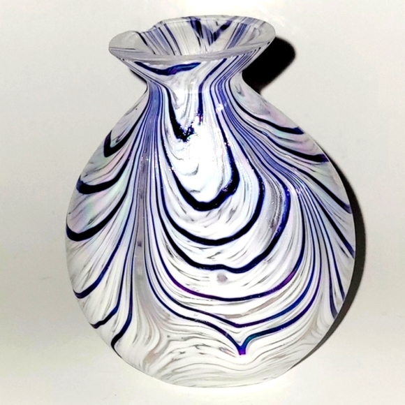 Bud Vase, Vintage Blue & White Studio Art Glass with Feather Design, Chip - Picture 5 of 8